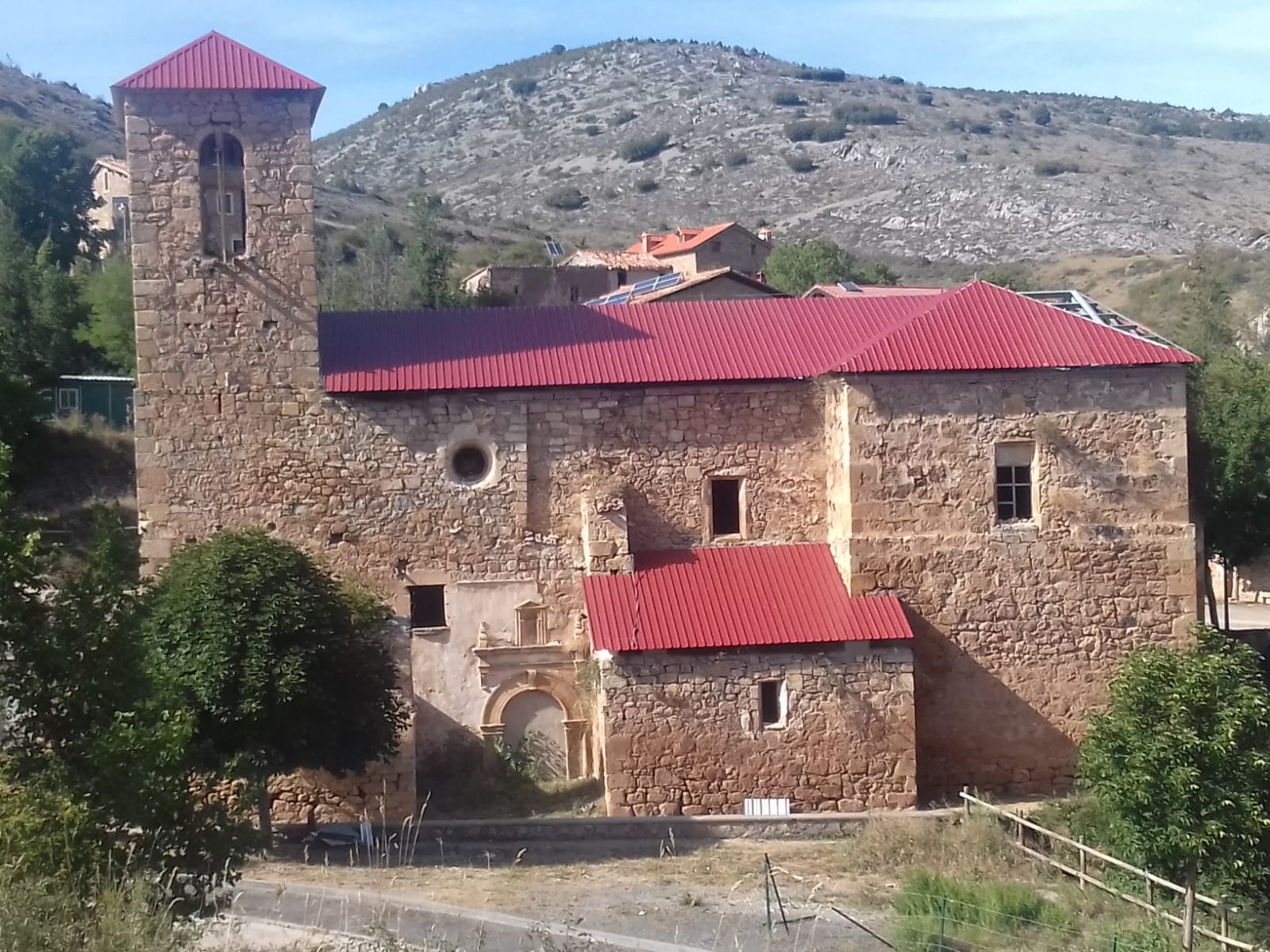 Vista frontal y detalle tras actuación en el tejado 